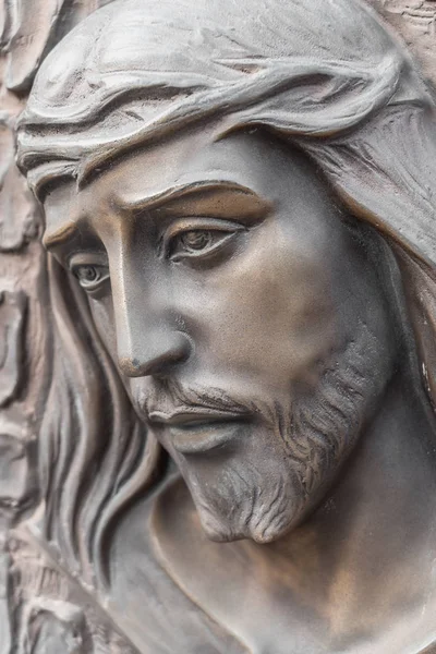 耶稣脸上的青铜雕像 有荆棘的冠冕 古老的雕塑 复活节等概念或活动的理想选择 — 图库照片