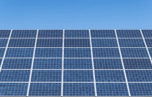 Célula Solar Para Energía Limpia Con Fondo Cielo Azul Espacio —  Fotos de Stock