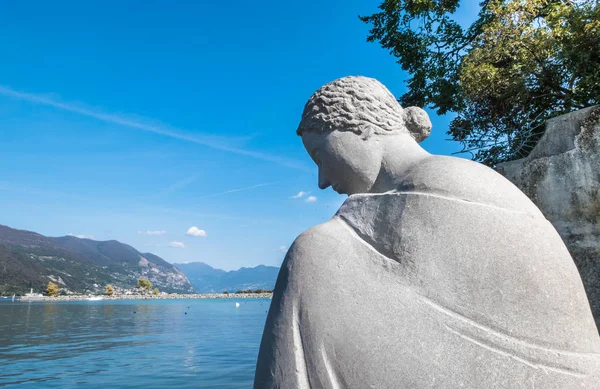 Sculpture Young Woman Sitting Rock Shore Lake Iseo Background Lake — Stock Photo, Image