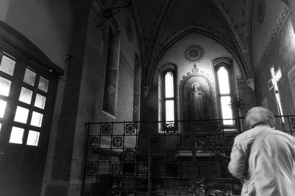 Donna Anziana Che Prega Nella Chiesa Davanti All Altare — Foto Stock