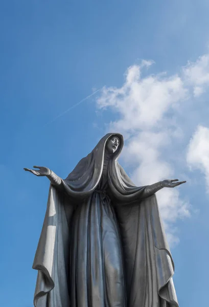 Statua Della Vergine Maria Bronzo Sfondo Azzurro Cielo Con Nuvole — Foto Stock