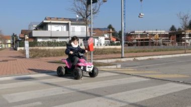 4 k. sevimli kız elektrik oyuncak dört biniyor. Eğlenceli. Eğitim. Yol güvenliği.