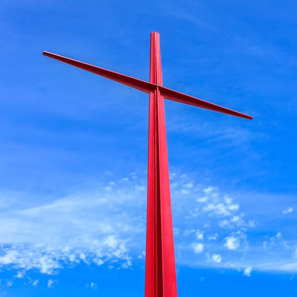 Großes Rotes Christliches Kreuz Auf Himmelshintergrund Passionssymbologie Ostern — Stockfoto