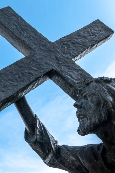 Een Bronzen Beeld Van Jezus Die Zijn Kruis Droeg Weg — Stockfoto