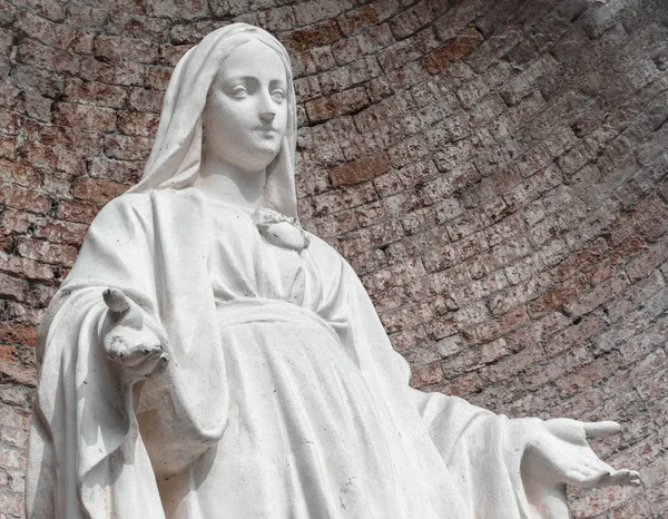 Statua Pietra Della Vergine Maria Sullo Sfondo Muro Mattoni Rossi — Foto Stock