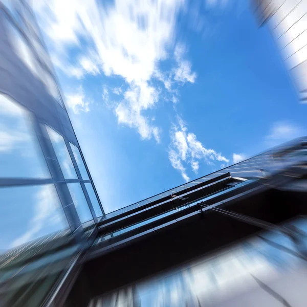 Undersidan Modern Kontorsbyggnad Med Rörelse Effekt Med Effekt Mot Himlen — Stockfoto