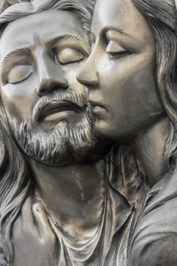 Michelangelo 'nun Merhameti' ni temsil eden bronz bir ferahlık. Çarmıha gerildikten sonra Meryem Ana ve İsa 'nın yüzleri.