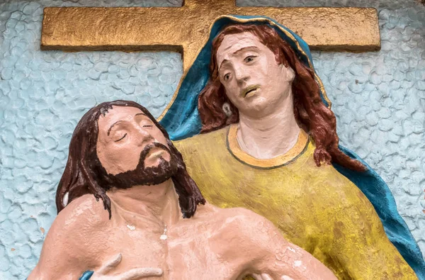Náboženská Kamenná Socha Barvě Znázorňující Michelangelovu Lítost Marie Matka Drží — Stock fotografie