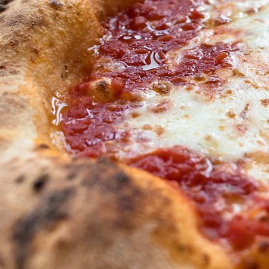 İtalya. Gerçek pizza Margherita ahşap fırında pişirilir. Yakın plan. Sığ DOF.