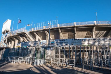 Nerede Atalanta oynadığı Futbol Stadyumu dış. Atalanta bayrak. Üzerinde mavi bir gökyüzü arka plan. Bergamo, İtalya - 10 Aralık 2018