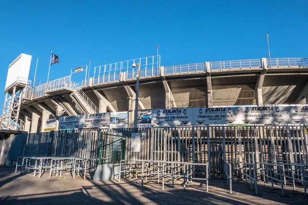 アタランタが果たしているサッカー スタジアムの外観 アタランタ フラグ 青空の背景です ベルガモ イタリア 2018 — ストック写真