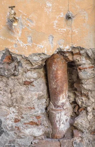 Alte Dachrinne Der Kaputten Mauer Vor Dem Wetter Ideal Für — Stockfoto