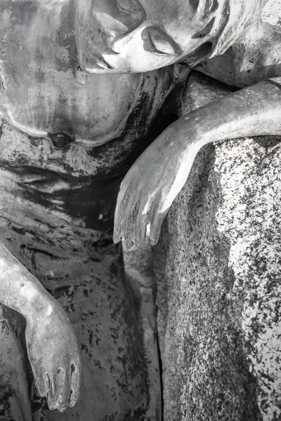Statue Einer Traurigen Frau Die Sich Einen Felsen Lehnt Ideal — Stockfoto