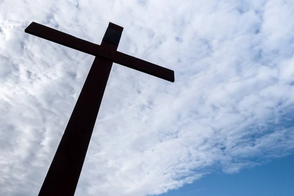 Religieuze Christelijke Kruis Silhouet Tegen Blauwe Hemel Met Witte Wolken — Stockfoto