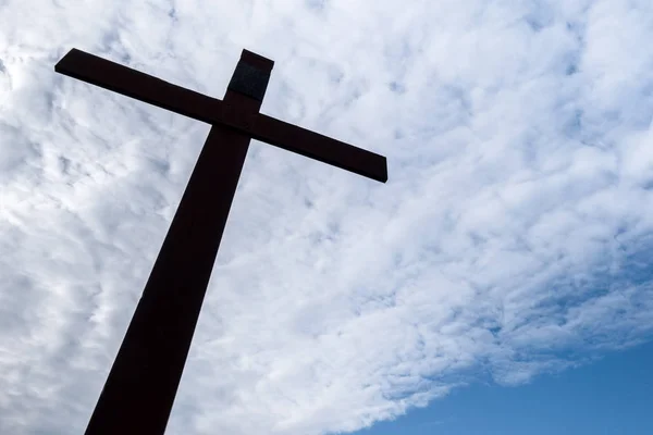 Religiöses Christliches Kreuz Silhouette Vor Blauem Himmel Mit Weißen Wolken — Stockfoto