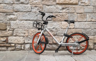 Kamu alanında Park motosiklet Bisiklet Bisiklet paylaşım için demek istedim. Mobike nerede bisiklet İtalya ve dünyada pek çok yerde bir app aracılığıyla kullanıcı kapmak popüler Bisiklet paylaşım platformu. Bergamo, İtalya - 6 Aralık 2018.