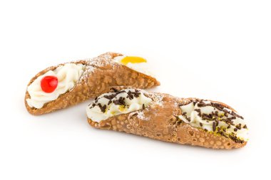 Sicilya cannoli ile çikolata ve beyaz arka plan üzerinde izole meyve şekerlenmiş.