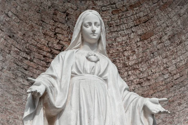 Estatua Piedra Virgen María Fondo Pared Ladrillo Rojo Ideal Para — Foto de Stock