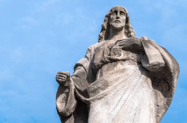 耶稣圣心的石头雕像 耶稣基督石雕与心脏在蓝天背景 复活节概念和其他的理想选择 — 图库照片