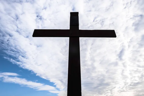 Altes Rostiges Metallkreuz Vor Blauem Himmel Mit Weißen Wolken Ideal — Stockfoto