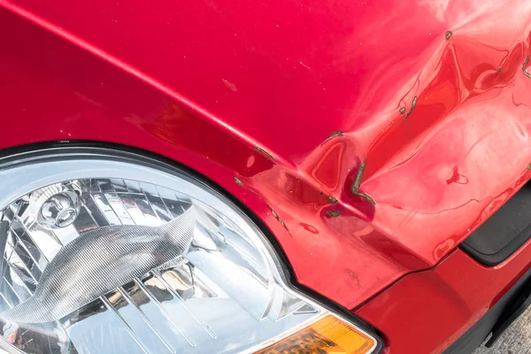 Czerwony samochód uszkodzony — Zdjęcie stockowe
