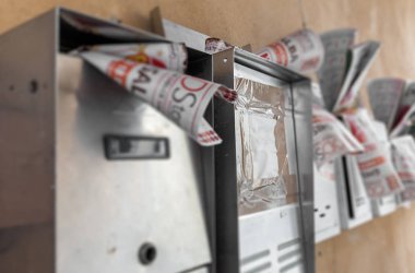 Önemsiz postalara karşı tam letterboxes 