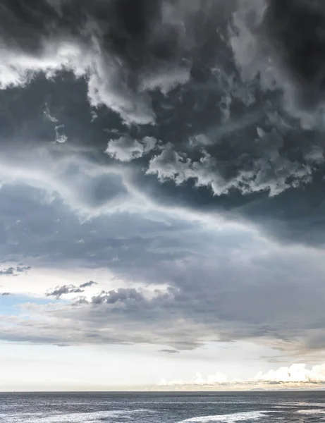 Avvicinamento nube tempesta con pioggia sul mare — Foto Stock