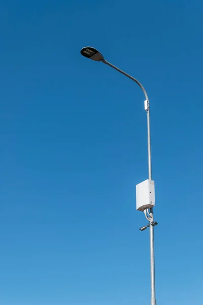 Lâmpada de rua com câmera CCTV — Fotografia de Stock