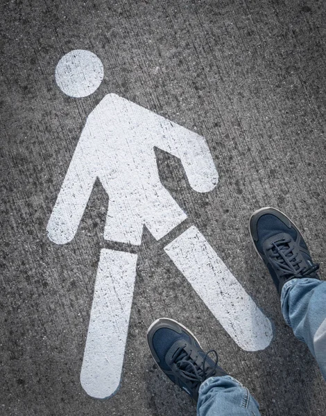 Człowiek w pobliżu znaku drogowego pieszych — Zdjęcie stockowe