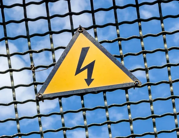 Yüksek voltaj uyarı işareti — Stok fotoğraf