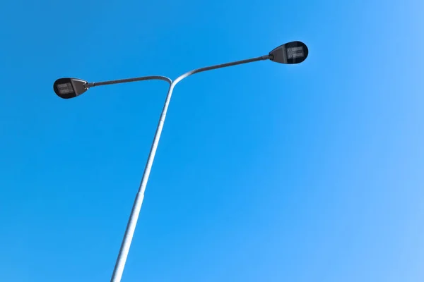 Yol gösteren sokak lambası — Stok fotoğraf