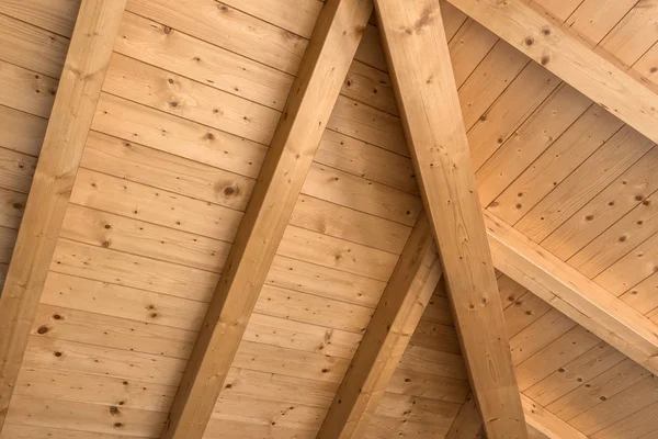 Holzdecke mit Sichtbalken — Stockfoto