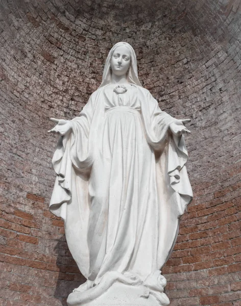 Estatua en piedra de la Virgen María — Foto de Stock