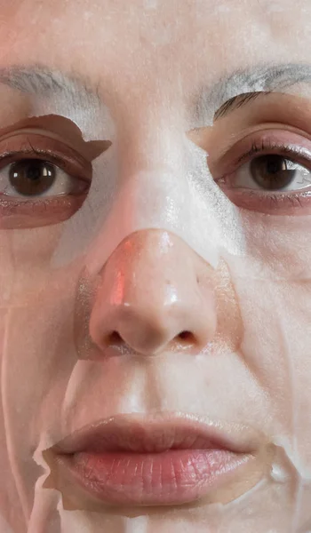 Kvinna med ansiktsmask — Stockfoto