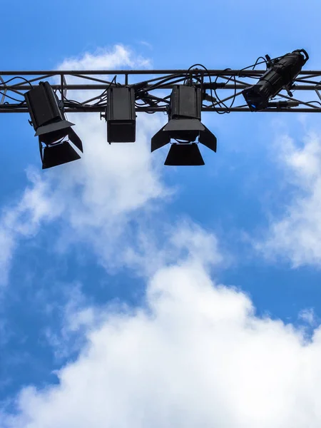 Proyectores contra el cielo azul — Foto de Stock