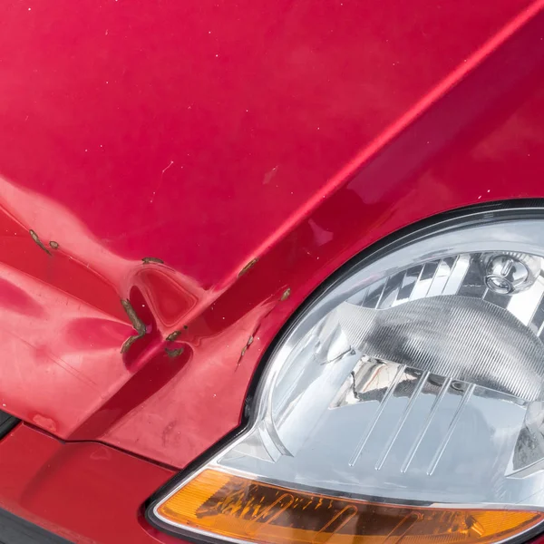 Rysy i zardzewiałe Dent na przedniej części czerwonego samochodu — Zdjęcie stockowe