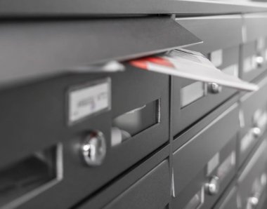 Modern metal gri posta kutuları