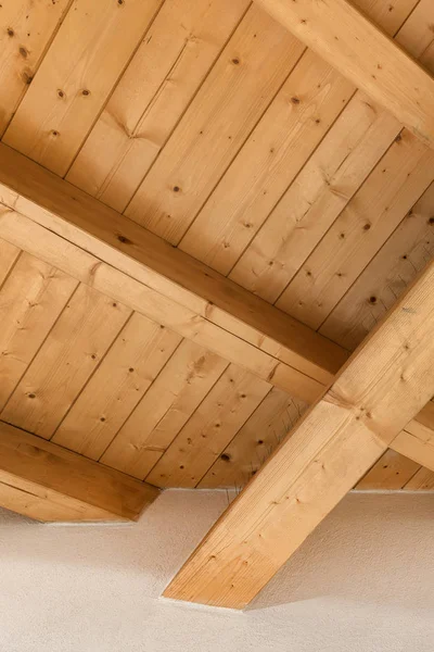 Деревянный потолок с открытыми балками — стоковое фото