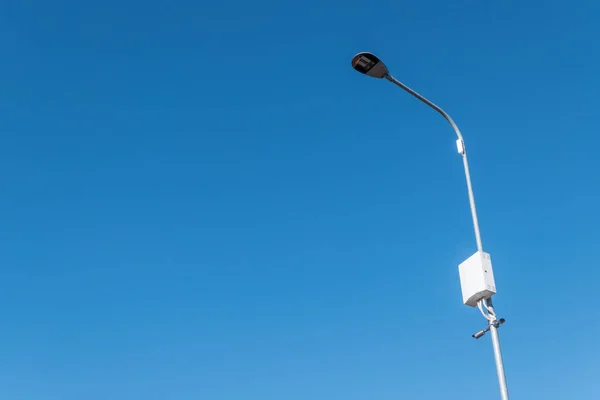 Cctv kamera ile Sokak lambası — Stok fotoğraf
