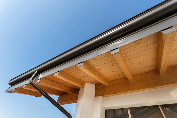 Rain gutter on the roof ecological house — Stock Photo, Image