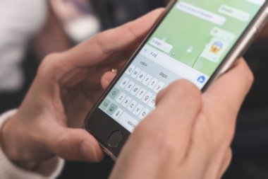 Cep telefonunda yazarak kadın