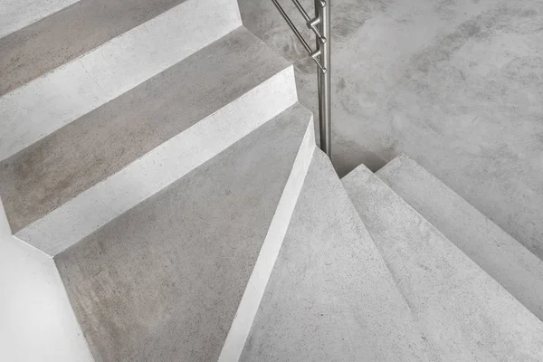Gri mikrocement merdivenler