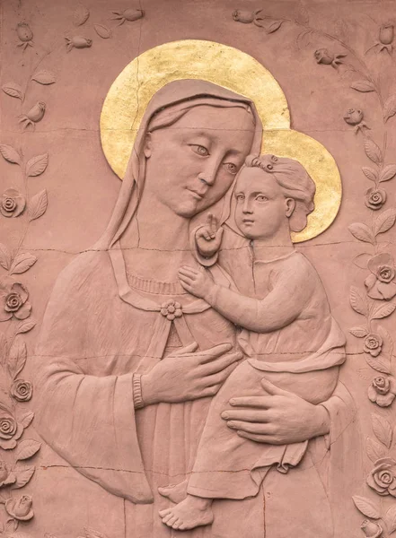 Bas - lättnad av Maria och barnet Jesus — Stockfoto