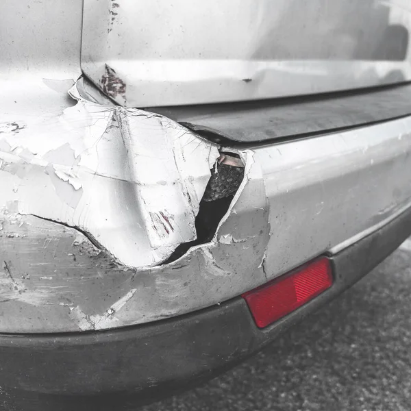 Uszkodzony Samochód Wypadek Drogowy Tył Szarego Samochodu Ulega Uszkodzeniu Wyniku — Zdjęcie stockowe