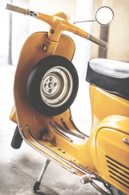 Sarı boyalı Vespa scooter. Vespa, Piaggio tarafından üretilen İtalyan mobilet markası. İkonik İtalyan tasarımı scooter. Retro tarzı fotoğraf. Roma, İtalya - 18 Aralık 2014.