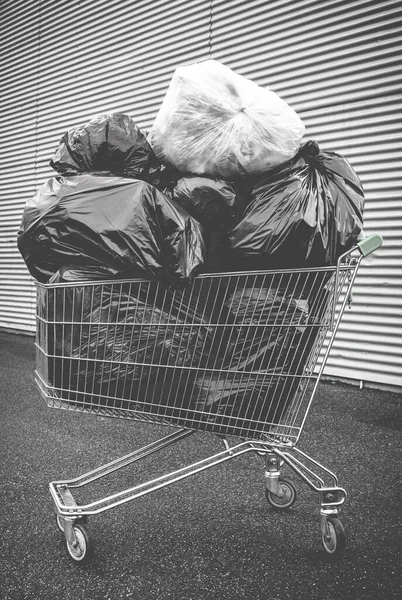 Einkaufswagen Mit Einem Haufen Müll Darin Umweltverschmutzung Recycling Konsumkonzepte Trödel — Stockfoto