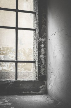 Eski yıpranmış bir binanın eski bir penceresi. Retro biçim fotoğrafı.