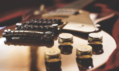 Elektro gitarın gitar kılıfının içinde durduğu yakın plan. Retro biçim fotoğrafı.