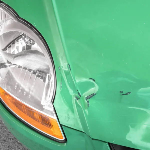 Uszkodzone Nadwozie Denty Zadrapania Masce Samochodu Zbliżenie — Zdjęcie stockowe