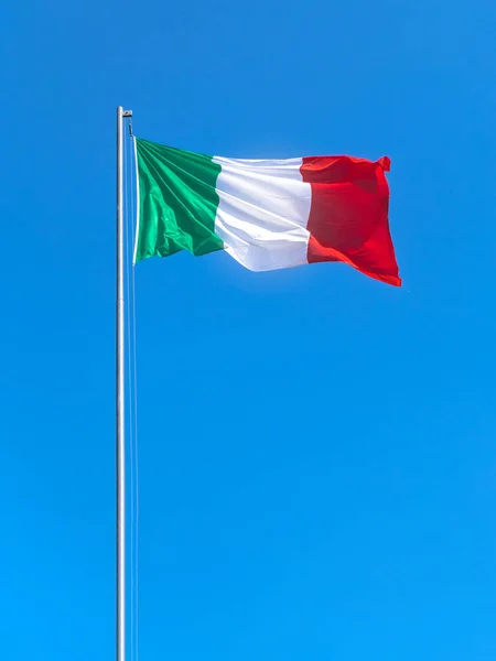 意大利国旗在蓝天背景下飘扬 三色旗 复制空间 — 图库照片